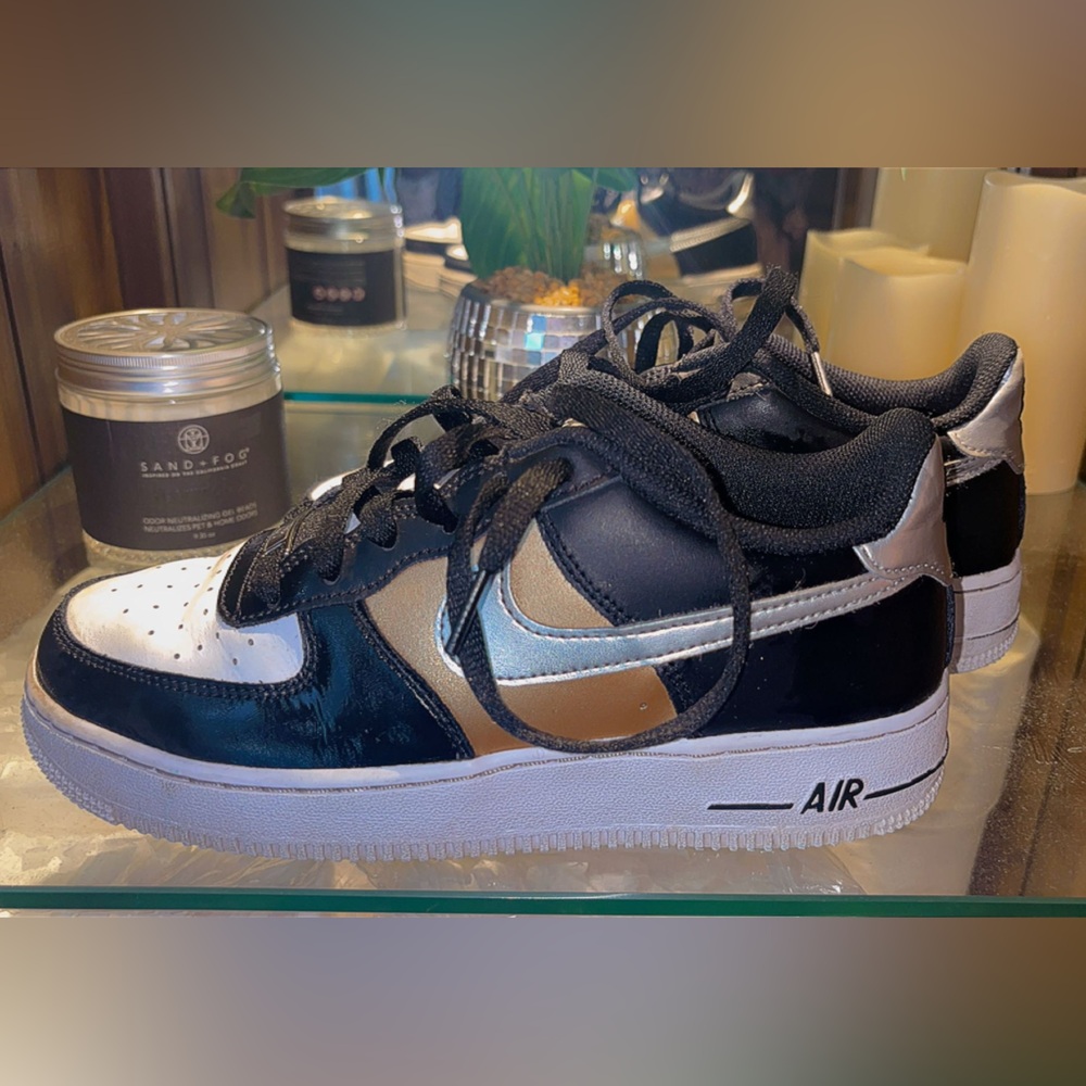 Nike Kids Sneakers in Black, White, and Gold - Picture 3 of 5